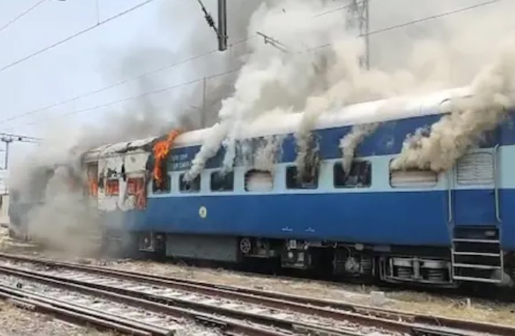 BREAKING NEWS : 'ಅಗ್ನಿಪಥ್ ಯೋಜನೆ'ಗೆ ವಿರೋಧ : ಸೇನಾ ಆಕಾಂಕ್ಷಿಗಳಿಂದ ವ್ಯಾಪಕ ಪ್ರತಿಭಟನೆ, 'ರೈಲಿಗೆ ಬೆಂಕಿ' ಹಚ್ಚಿ ಆಕ್ರೋಶ - Kannada News / Top Stories - ಮುಖ್ಯ ವಾರ್ತೆಗಳು, Kannada ...