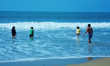 BIG NEWS : ಉತ್ತರಕನ್ನಡದಲ್ಲಿ ಸಮುದ್ರದಲ್ಲಿ ಕೊಚ್ಚಿ ಹೋಗ್ತಿದ್ದ ಶಿಕ್ಷಕ ಸೇರಿ ನಾಲ್ವರು ವಿದ್ಯಾರ್ಥಿಗಳ ರಕ್ಷಣೆ!