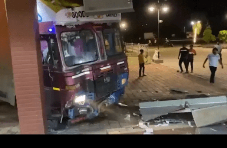 ಊಟ ಕೊಡಲು ನಿರಾಕರಿಸಿದ್ದಕ್ಕೆ ಟ್ರಕ್ ನ್ನೇ ಹೋಟೆಲ್ ಗೆ ನುಗ್ಗಿಸಿದ ಚಾಲಕ