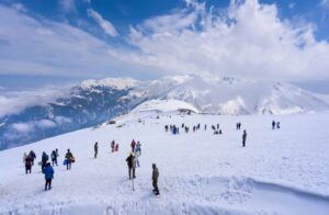ಭೀಕರ ಹಿಮಪಾತಕ್ಕೆ ನಲುಗಿದ ಕಾಶ್ಮೀರ: ಕತ್ತಲಲ್ಲಿ ಕಣಿವೆ ರಾಜ್ಯ,ವಿಮಾನ ಹಾರಾಟ ರದ್ದು,ಹೆದ್ದಾರಿಗಳು ಬಂದ್, ಜನಜೀವನ ಅಸ್ತವ್ಯಸ್ತ