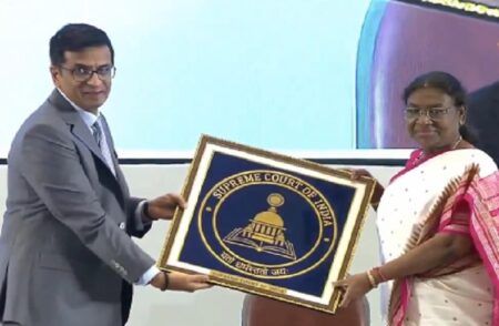 ಸುಪ್ರೀಂ ಕೋರ್ಟ್ ಗೆ 75ನೇ ವಾರ್ಷಿಕೋತ್ಸವ: ಹೊಸ ಧ್ವಜ, ಚಿಹ್ನೆ ಅನಾವರಣಗೊಳಿಸಿದ ರಾಷ್ಟ್ರಪತಿ ಮುರ್ಮು | Supreme Court 75th anniversary