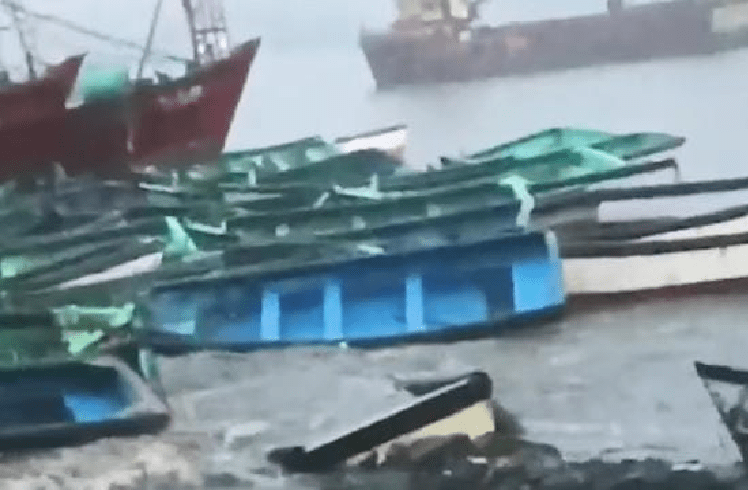 BREAKING : ‘ಫೆಂಗಲ್’ ಚಂಡಮಾರುತ : ಮಂಗಳೂರಲ್ಲಿ ಕೊಚ್ಚಿ ಹೋದ 10ಕ್ಕೂ ಹೆಚ್ಚು ಬೋಟ್ ಗಳು!