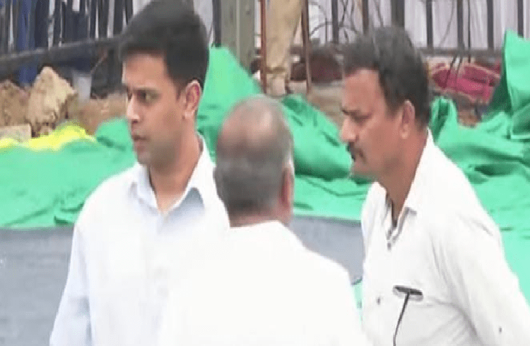 BREAKING : ಸೋಮನಹಳ್ಳಿಯತ್ತ SM ಕೃಷ್ಣ ಪಾರ್ಥಿವ ಶರೀರ : ಅಂತ್ಯಕ್ರಿಯೆ ಸ್ಥಳಕ್ಕೆ ಡಿಸಿಎಂ ಡಿಕೆಶಿ ಅಳಿಯ, ಪುತ್ರ ಭೇಟಿ