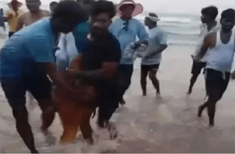 BIG NEWS : ಪ್ರವಾಸಕ್ಕೆ ಬಂದಾಗ ವಿದ್ಯಾರ್ಥಿನಿಯರು ಸಮುದ್ರಪಾಲು ಕೇಸ್ : ಅತಿಥಿ ಶಿಕ್ಷಕರು, ಡಿ ಗ್ರೂಪ್ ಸಿಬ್ಬಂದಿ ವಜಾ!