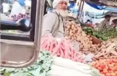 SHOCKING : ತರಕಾರಿಗಳ ಮೇಲೆಯೇ ಎಂಜಲು ಉಗುಳಿದ ವ್ಯಾಪಾರಿ.! ವಿಡಿಯೋ ವೈರಲ್