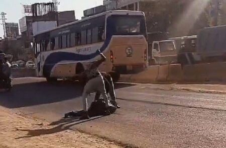 SHOCKING : ನಡುರಸ್ತೆಯಲ್ಲೇ ಚಾಕುವಿನಿಂದ ಇರಿದು ವ್ಯಕ್ತಿಯ ಬರ್ಬರ ಹತ್ಯೆ : ಭಯಾನಕ ವಿಡಿಯೋ ವೈರಲ್