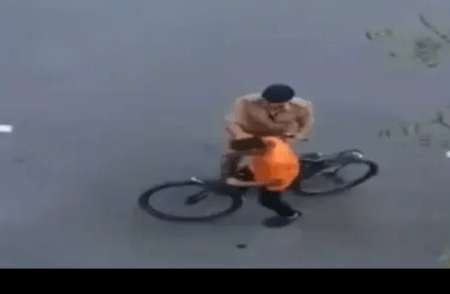 ಪ್ರಧಾನಿ ಬೆಂಗಾವಲು ಪೂರ್ವಾಭ್ಯಾಸದಲ್ಲಿ ಸೈಕಲ್ ಸವಾರಿ ಮಾಡಿದ ಬಾಲಕನಿಗೆ ಥಳಿಸಿದ ಪೊಲೀಸರು