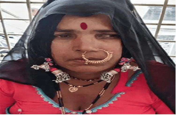 BREAKING : ರಾಜ್ಯದಲ್ಲಿ ಅಮಾನವೀಯ ಘಟನೆ : ಮಹಿಳೆ ತಲೆ ಕೂದಲು ಕತ್ತರಿಸಿ, ಸುಣ್ಣ ಖಾರದ ಪುಡಿ ಹಚ್ಚಿ ದೌರ್ಜನ್ಯ!