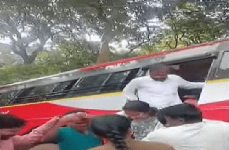 ಉತ್ತರಕನ್ನಡದಲ್ಲಿ ಸ್ಟೇರಿಂಗ್ ಕಟ್ ಆಗಿ ವಿದ್ಯುತ್ ಕಂಬಕ್ಕೆ ಗುದ್ದಿದ ‘KSRTC’ ಬಸ್ : 60 ಪ್ರಯಾಣಿಕರು ಪ್ರಾಣಾಪಾಯದಿಂದ ಪಾರು!