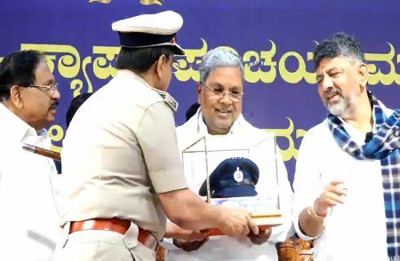 BREAKING : ರಾಜ್ಯದ ಪೊಲೀಸ್ ಸಿಬ್ಬಂದಿಗಳಿಗೆ ಹೊಸ `ಪಿ-ಕ್ಯಾಪ್’ ವಿತರಿಸಿದ CM ಸಿದ್ದರಾಮಯ್ಯ