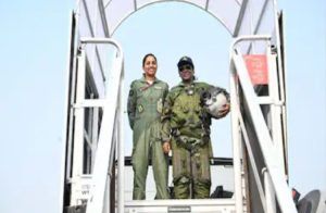 ಪಾಕ್ ಸೆರೆಹಿಡಿದಿರುವುದಾಗಿ ಹೇಳಿಕೊಂಡಿದ್ದ IAF ಪೈಲಟ್ ‘ಶಿವಾಂಗಿ ಸಿಂಗ್’ ಜೊತೆ ರಾಷ್ಟ್ರಪತಿ ‘ದ್ರೌಪದಿ ಮುರ್ಮು’ ಪೋಸ್