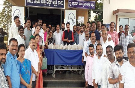 ಇಂದು ಬಂಗಾರಪ್ಪ ಜನ್ಮದಿನ ಹಿನ್ನಲೆ: ಸಾಗರದಲ್ಲಿ ರೋಗಿಗಳಿಗೆ ಶಾಸಕ ಗೋಪಾಲಕೃಷ್ಣ ಬೇಳೂರು ಹಣ್ಣು-ಹಂಪಲು ವಿತರಣೆ