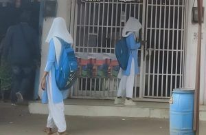 SHOCKING : ಬಾರ್ ನಲ್ಲಿ `ಮದ್ಯ’ ಖರೀದಿಸಿದ ಶಾಲಾ ವಿದ್ಯಾರ್ಥಿನಿಯರು : ವಿಡಿಯೋ ವೈರಲ್ | WATCH VIDEO