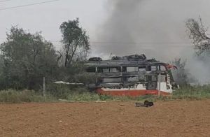 BREAKING : ವಿದ್ಯುತ್ ತಂತಿ ತಗುಲಿ ನಡು ರಸ್ತೆಯಲ್ಲೇ ಹೊತ್ತಿ ಉರಿದ ಬಸ್ : ಇಬ್ಬರು ಕಾರ್ಮಿಕರು ಸಜೀವ ದಹನ.!