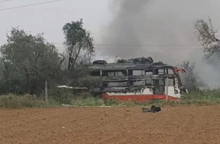 BREAKING : ವಿದ್ಯುತ್ ತಂತಿ ತಗುಲಿ ನಡು ರಸ್ತೆಯಲ್ಲೇ ಹೊತ್ತಿ ಉರಿದ ಬಸ್ : ಇಬ್ಬರು ಕಾರ್ಮಿಕರು ಸಜೀವ ದಹನ.!