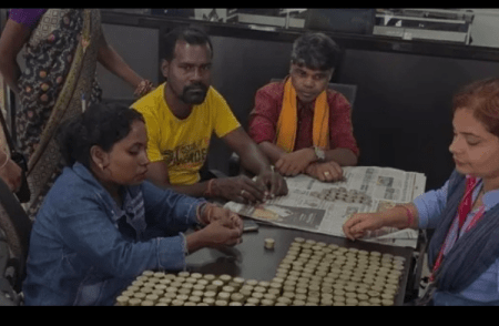 Watch video: 10 ರೂಪಾಯಿ ನಾಣ್ಯಗಳ 40 ಸಾವಿರ ರೂ. ಕೊಟ್ಟು ದೀಪಾವಳಿಗೆ ಮಗಳಿಗೆ ಸ್ಕೂಟರ್ ಖರೀದಿಸಿದ ವ್ಯಕ್ತಿ !