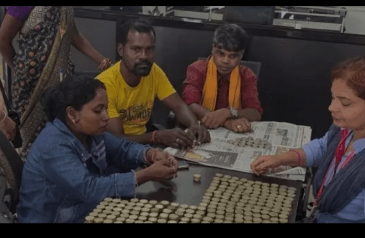 Watch video: 10 ರೂಪಾಯಿ ನಾಣ್ಯಗಳ 40 ಸಾವಿರ ರೂ. ಕೊಟ್ಟು ದೀಪಾವಳಿಗೆ ಮಗಳಿಗೆ ಸ್ಕೂಟರ್ ಖರೀದಿಸಿದ ವ್ಯಕ್ತಿ !