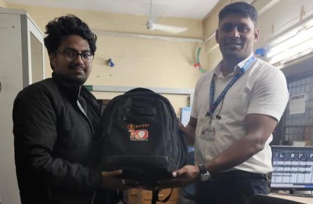 ರೈಲ್ವೆ ನಿಲ್ದಾಣದಲ್ಲೇ ಲ್ಯಾಪ್ ಟಾಪ್ ಬಿಟ್ಟೋದ ಪ್ರಯಾಣಿಕ: ಪತ್ತೆ ಹಚ್ಚಿ ಮರಳಿಸಿ ಪ್ರಾಮಾಣಿಕತೆ ಮೆರೆದ ರೈಲ್ವೆ ಸಿಬ್ಬಂದಿ