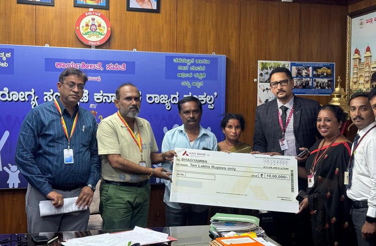 KSHCOEA BMS ಸಂಘದ ಹೋರಾಟದ ಫಲ: ಮೃತ ‘NHM ಸಿಬ್ಬಂದಿ’ ಕುಟುಂಬಕ್ಕೆ 10 ಲಕ್ಷ ವಿಮೆ ಚೆಕ್ ಹಸ್ತಾಂತರ