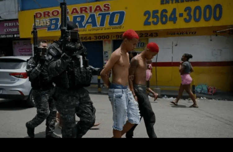 ರಿಯೊ ರಕ್ತಪಾತ: ಬ್ರೆಜಿಲ್ನಲ್ಲಿ ಯುದ್ಧದಂತಹ ಪರಿಸ್ಥಿತಿ! 2,500 ಪೊಲೀಸರ ದಾಳಿಯಲ್ಲಿ 64 ಸಾವು !