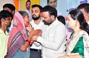 ಕಲಘಟಗಿಯಲ್ಲಿನ ಸಚಿವ ಸಂತೋಷ್ ಲಾಡ್ ಜನತಾ ದರ್ಶನಕ್ಕೆ ಭರ್ಜರಿ ರೆಸ್ಪಾನ್ಸ್, 3,000ಕ್ಕೂ ಹೆಚ್ಚು ಅರ್ಜಿ ವಿಲೇವಾರಿ