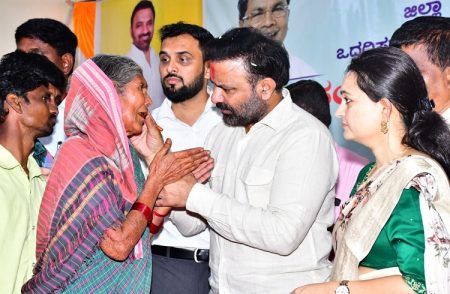 ಕಲಘಟಗಿಯಲ್ಲಿನ ಸಚಿವ ಸಂತೋಷ್ ಲಾಡ್ ಜನತಾ ದರ್ಶನಕ್ಕೆ ಭರ್ಜರಿ ರೆಸ್ಪಾನ್ಸ್, 3,000ಕ್ಕೂ ಹೆಚ್ಚು ಅರ್ಜಿ ವಿಲೇವಾರಿ