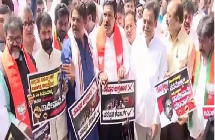 BIG NEWS : ಪರಪ್ಪನ ಅಗ್ರಹಾರ ಜೈಲಲ್ಲಿ ಕೈದಿಗಳಿಗೆ ರಾಜಾತಿಥ್ಯ ಪ್ರಕರಣ : ಸಿಎಂ ವಿರುದ್ಧ ಬಿಜೆಪಿ ನಾಯಕರಿಂದ ಪ್ರತಿಭಟನೆ