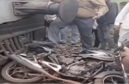 BREAKING : ರೈಲು ಹಳಿ ಕೆಳಗೆ ಸಿಲುಕಿದ ಬೈಕ್ ಸವಾರ : ಬೀದರ್ ನಲ್ಲಿ ತಪ್ಪಿದ ಭಾರಿ ಅನಾಹುತ!