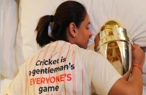 “ಕ್ರಿಕೆಟ್ ಎಲ್ಲರ ಆಟ” : ವಿಶ್ವಕಪ್ ಟ್ರೋಫಿಯೊಂದಿಗೆ ‘ಹರ್ಮನ್ ಪ್ರೀತ್’ ಖಡಕ್ ಸಂದೇಶ