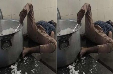 SHOCKING : ಕುಡಿದ ಮತ್ತಿನಲ್ಲಿ ಹಾಸ್ಟೆಲ್ ನ ಅನ್ನದ ಪಾತ್ರೆಯಲ್ಲಿ ಕಾಲಿಟ್ಟು ಮಲಗಿದ ಕಾವಲುಗಾರ.! ಫೋಟೋ ವೈರಲ್