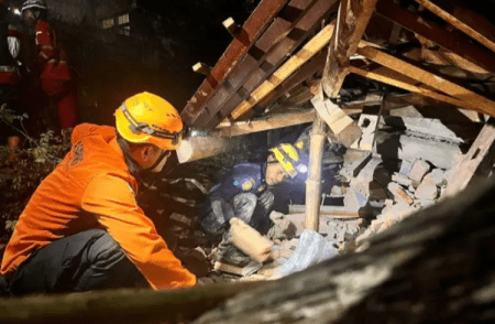 ಇಂಡೋನೇಷ್ಯಾದ ಜಾವಾ ದ್ವೀಪದಲ್ಲಿ ಭೂಕುಸಿತ: ಇಬ್ಬರು ಸಾವು, 21 ಮಂದಿ ನಾಪತ್ತೆ | Landslide in Indonesia