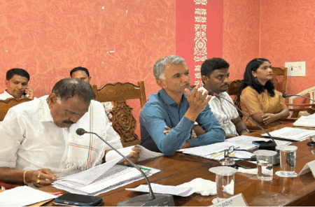 ಮುಖ್ಯಮಂತ್ರಿಗಳ ಕಾರ್ಯಕ್ರಮ ಸಂಬಂಧ ಶುಕ್ರವಾರ ಹಾಸನದಲ್ಲಿ ನಡೆದ ಜಿಲ್ಲೆಯ ಎಲ್ಲಾ ಅಧಿಕಾರಿಗಳ ಸಭೆಯ ಮುಖ್ಯಾಂಶಗಳು.