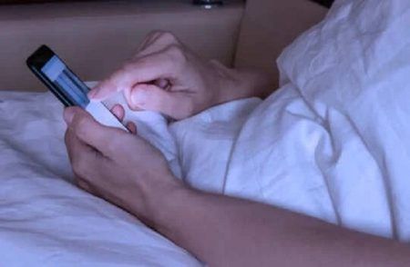 ALERT : `ಮೊಬೈಲ್’ ಬಳಕೆದಾರರೇ ಎಚ್ಚರ : ಮಲಗುವ ಮುನ್ನ `ಸ್ಕ್ರೋಲಿಂಗ್’ ಮಾಡಿದ್ರೆ ಈ ಸಮಸ್ಯೆಗಳು ಕಾಡಬಹುದು.!