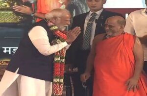 BREAKING : ಲಕ್ಷ ಕಂಠ ಗೀತಾ ಪಾರಾಯಣದಲ್ಲಿ ಭಾಗಿಯಾದ ಪ್ರಧಾನಿ ಮೋದಿ ಶ್ರೀ ಸುಗುಣೇಂದ್ರ ತೀರ್ಥ ಸ್ವಾಮೀಜಿ ಸನ್ಮಾನ | WATCH VIDEO