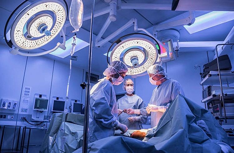 SHOCKING : ` ಮೂಲವ್ಯಾಧಿ ಆಪರೇಷನ್’ ವೇಳೆ ವೈದ್ಯರ ಎಡವಟ್ಟು : ತೀವ್ರ ರಕ್ತಸ್ರಾವದಿಂದ 17 ವರ್ಷದ ಬಾಲಕ ಸಾವು.!