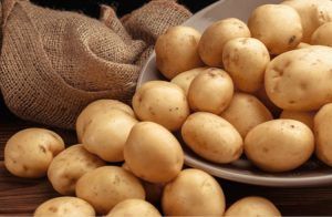 ಕೆಜಿ ‘ಆಲೂಗಡ್ಡೆ’ ಬೆಲೆ 1 ಲಕ್ಷ ರೂಪಾಯಿ ; ಕ್ಯೂ ನಿಂತು ಖರೀದಿಸ್ತಿರುವ ಜನ ; ಎಲ್ಲಿ ಗೊತ್ತಾ.?