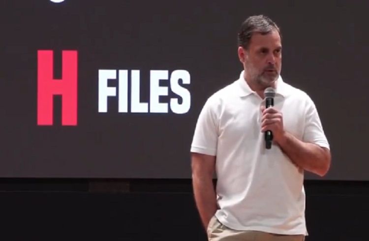 BREAKING : ಹರಿಯಾಣದಲ್ಲಿ 25 ಲಕ್ಷ ಮತಗಳ್ಳತನ, 8 ಮತದಾರರಲ್ಲಿ ಒಬ್ಬರು ನಕಲಿ : ರಾಹುಲ್ ಗಾಂಧಿ ಗಂಭೀರ ಆರೋಪ | WATCH VIDEO