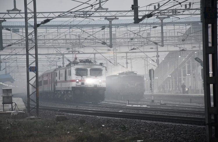 ಆನ್ಲೈನ್ ಟಿಕೆಟ್ ಹೊಂದಿರೋರಿಗೆ ಮಾತ್ರ ಏಕೆ ‘ವಿಮೆ’ ಸಿಗುತ್ತೆ.? ಸುಪ್ರೀಂಕೋರ್ಟ್’ನಿಂದ ರೈಲ್ವೆಗೆ ಮಹತ್ವದ ಪ್ರಶ್ನೆ