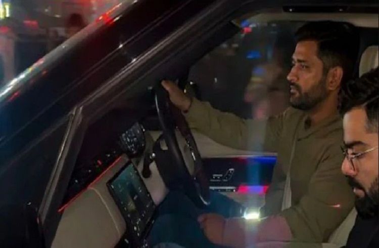 ರಾಂಚಿಯಲ್ಲಿ ವಿರಾಟ್ ಕೊಹ್ಲಿಯನ್ನು ತಮ್ಮ ಕಾರಿನಲ್ಲಿ ಕರೆದುಕೊಂಡು ಹೋದ ಧೋನಿ : ವಿಡಿಯೋ ವೈರಲ್ | WATCH VIDEO