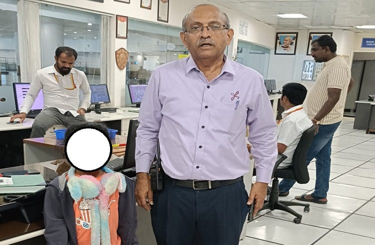 ‘ನಮ್ಮ ಮೆಟ್ರೋ ನಿಲ್ದಾಣ’ದಲ್ಲಿ ತಪ್ಪಿಸಿಕೊಂಡಿದ್ದ ‘ಬಾಲಕಿ’ಯನ್ನು ಮರಳಿ ಅಮ್ಮನ ಮಡಿಲಿಗೆ ಸೇರಿಸಿದ ‘BMTCL ಸಿಬ್ಬಂದಿ’