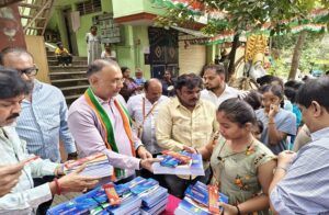 ಶಾಲಾ ಮಕ್ಕಳಿಗೆ ಗುಂಡೂರಾವ್ ಫೌಂಡೇಶನ್ ನಿಂದ ಉಚಿತ ನೋಟ್ ಬುಕ್, ಲೇಖನ ಸಾಮಗ್ರಿ ವಿತರಣೆ