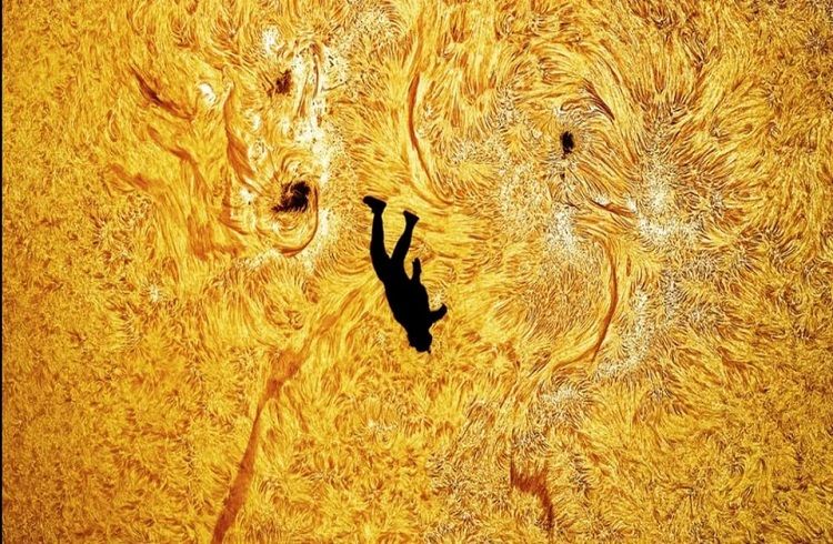 ಸೂರ್ಯನ ಮೇಲೆ ಬೀಳುವಂತೆ ಕಾಣುವ ಸ್ಕೈಡೈವರ್ ಚಿತ್ರ ಸೆರೆಹಿಡಿದ ಖಗೋಳ ಛಾಯಾಗ್ರಾಹಕ: ಪೋಟೋ ವೈರಲ್