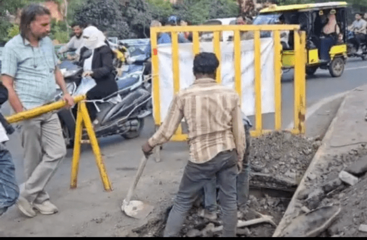 Shocking:  ಅತ್ಯಂತ ಹಳೆಯ ಫ್ಲೈಓವರ್ ಕೆಳಗೆ ಬಿಲ ಮಾಡಿದ ಇಲಿಗಳು , 5 ಅಡಿ ಆಳದ ಕುಳಿ ನಿರ್ಮಾಣ