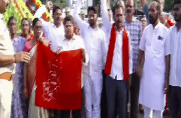 BREAKING: ಕನ್ನಡ ರಾಜ್ಯೋತ್ಸವದಂದೇ ‘ಕಲ್ಯಾಣ ಕರ್ನಾಟಕ’ ಪ್ರತ್ಯೇಕ ರಾಜ್ಯಕ್ಕೆ ಆಗ್ರಹಿಸಿ ಪ್ರತಿಭಟನೆ | WATCH VIDEO