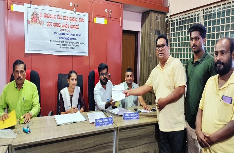 ಸಾಗರದ ಶ್ರೀ ಮಾರಿಕಾಂಬ ದೇವಿ ನ್ಯಾಸ ಪ್ರತಿಷ್ಠಾನದ ಚುನಾವಣೆ: ಸರದಿ ಸಾಲಿನಲ್ಲಿ ನಿಂತು ‘ನಾಮಪತ್ರ’ ಸಲ್ಲಿಕೆ