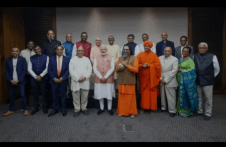 ಜೋಹಾನ್ಸ್ ಬರ್ಗ್ ನಲ್ಲಿ ಸಮುದಾಯದ ಮುಖಂಡರೊಂದಿಗೆ ಸಂವಾದ ನಡೆಸಿದ ಪ್ರಧಾನಿ ಮೋದಿ, ಭಾರತೀಯ ಸಂಸ್ಕೃತಿಯ ಪ್ರಚಾರಕ್ಕೆ ಕರೆ