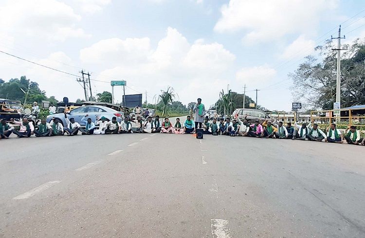 ಶಿವಮೊಗ್ಗ: ಸಾಗರದಲ್ಲೂ ‘ಕಬ್ಬಿನ ದರ ನಿಗದಿ’ಗೆ ಒತ್ತಾಯಿಸಿ ‘ರೈತ ಸಂಘ’ದಿಂದ ಹೆದ್ದಾರಿ ತಡೆ ನಡೆಸಿ ಪ್ರತಿಭಟನೆ