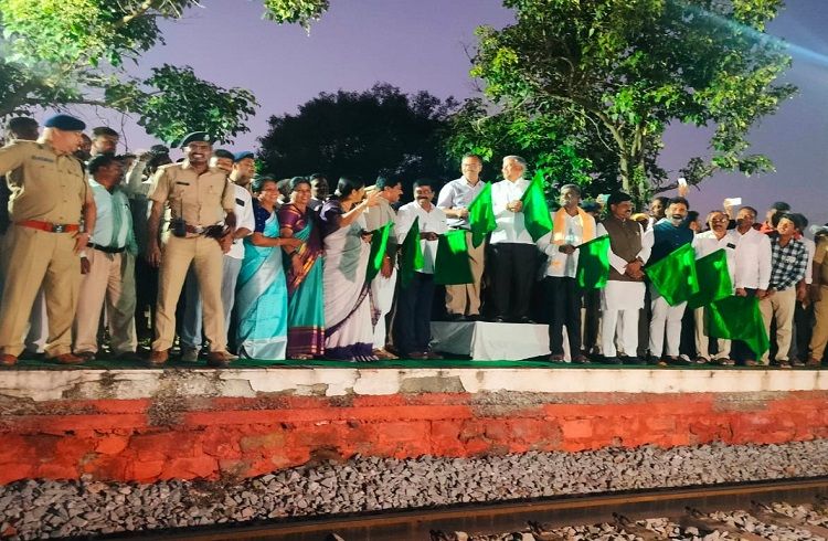 ಶಿವನಿ ನಿಲ್ದಾಣದಲ್ಲಿ ‘ವಾಸ್ಕೋ ಡ ಗಾಮಾ ಎಕ್ಸ್ಪ್ರೆಸ್ ರೈಲು’ ಹೆಚ್ಚುವರಿ ನಿಲುಗಡೆಗೆ ಕೇಂದ್ರ ಸಚಿವ ವಿ.ಸೋಮಣ್ಣ ಹಸಿರು ನಿಶಾನೆ