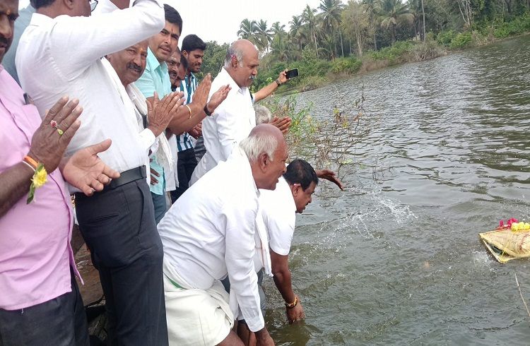 ತಗಡೂರು ಕೆರೆಗೆ ಹರಿದ ಹೇಮೆ ನೀರು: ಗ್ರಾಮಸ್ಥರೊಂದಿಗೆ ಶಿವಾನಂದ ತಗಡೂರು ಬಾಗೀನ ಅರ್ಪಣೆ