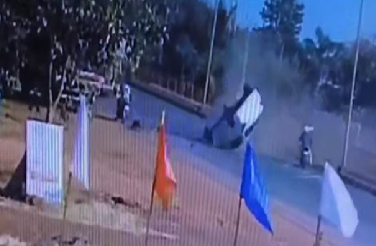 BREAKING : ಬೈಕ್ ಸವಾರನ ಬಚಾವ್ ಮಾಡಲು ಡಿವೈಡರ್ ಗೆ ಕಾರು ಡಿಕ್ಕಿ : ಇಬ್ಬರು ಪ್ರಾಣಾಪಾಯದಿಂದ ಪಾರು